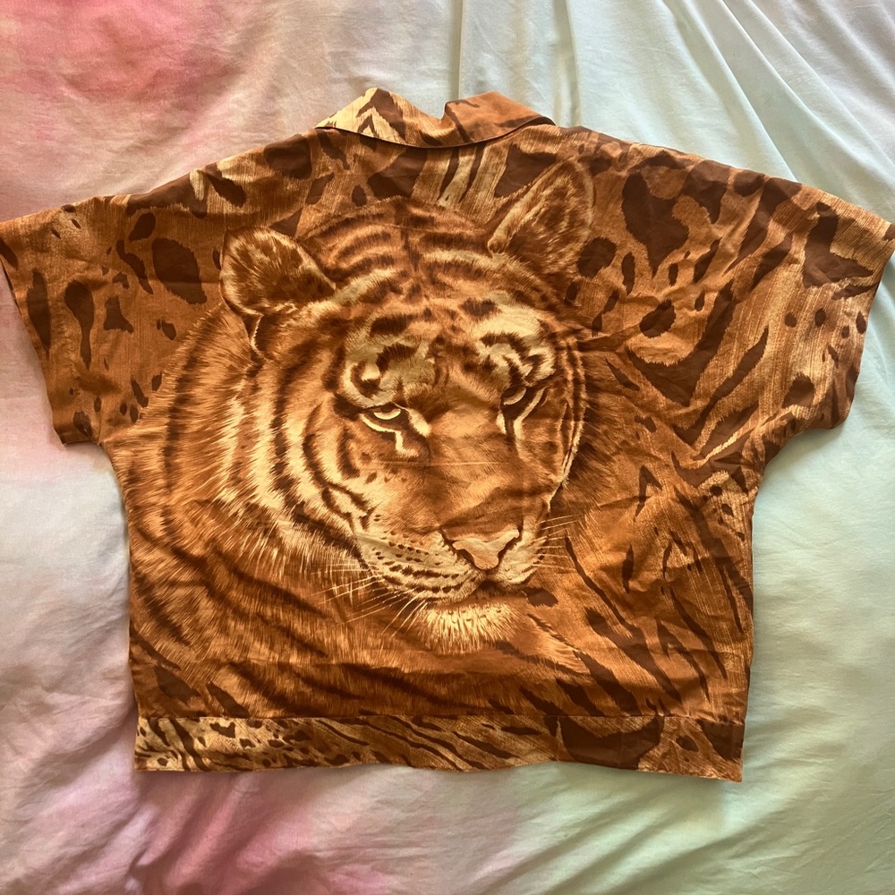 Short sleeve pullover tiger skin print top with amazing tiger face on back
